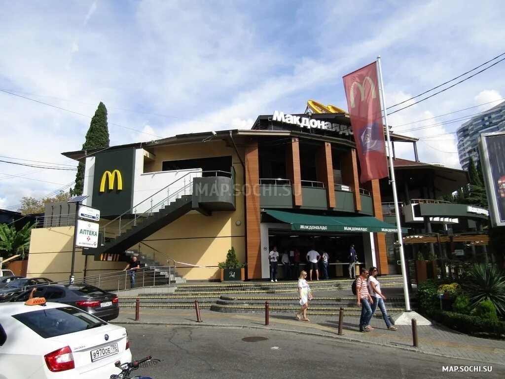 Вкусно и точка. Вкусная точка нижний новгород. Вкусно и точка сочи адрес. Макдональдс на пляже. Вкусно и точка сочи адрес.