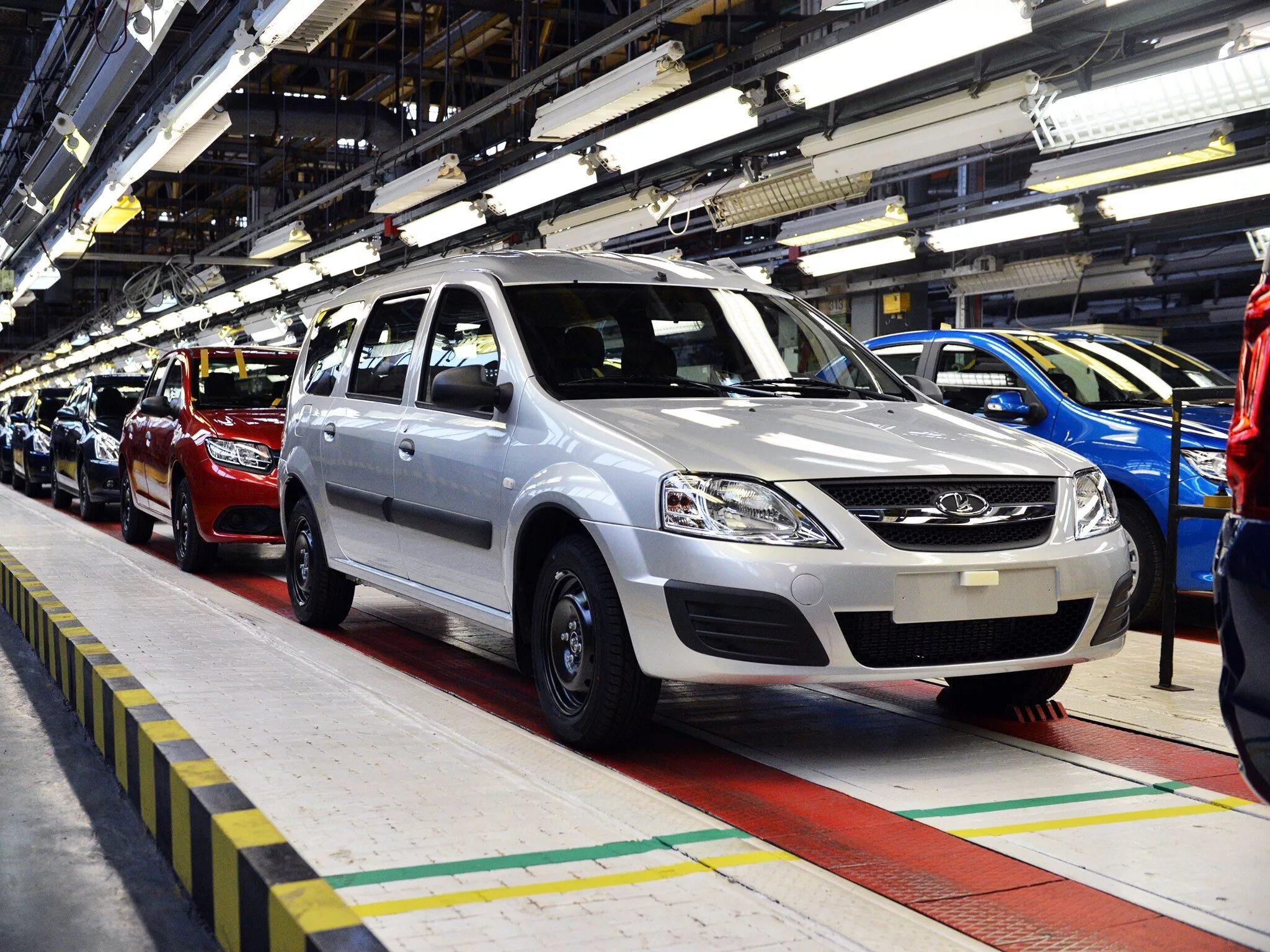 Лада веста автоваз. Машины российского производства. Российский автопром. Автомобильная промышленность россии. Конвейер автоваз 2000.