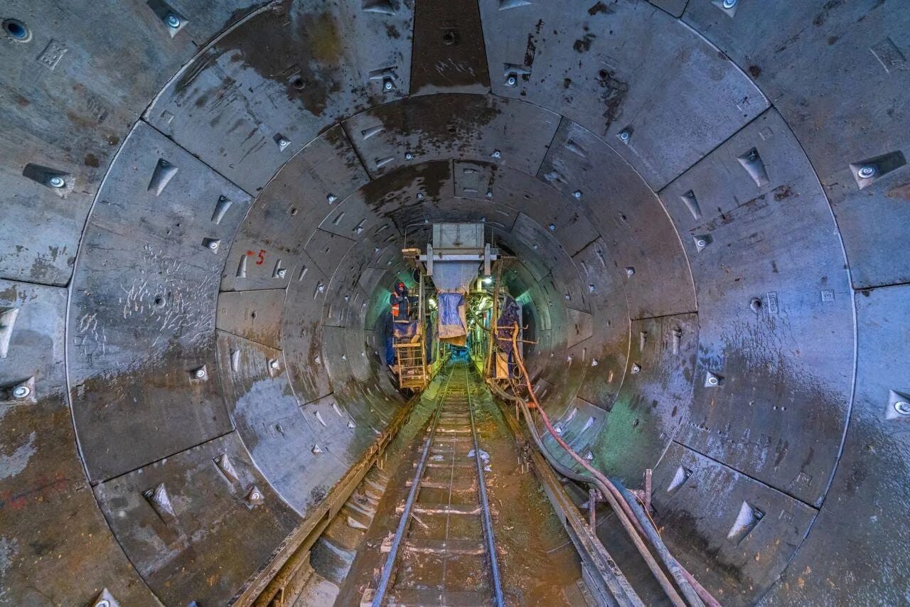 Рабочие прокладывают тоннель 500 3 10. Тоннель 2001 проходка. Проходка тоннелей метро. Северо Муйский тоннель 2. Скорость проходки тоннеля метро.