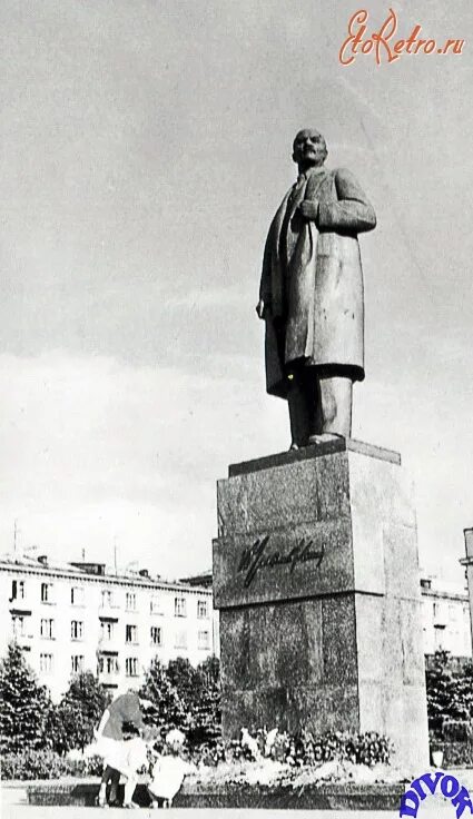 Памятник ленина алчевск. Луганский ленин. Луганск памятник на театральной площади. Памятники города брянки. Луганский ленин.