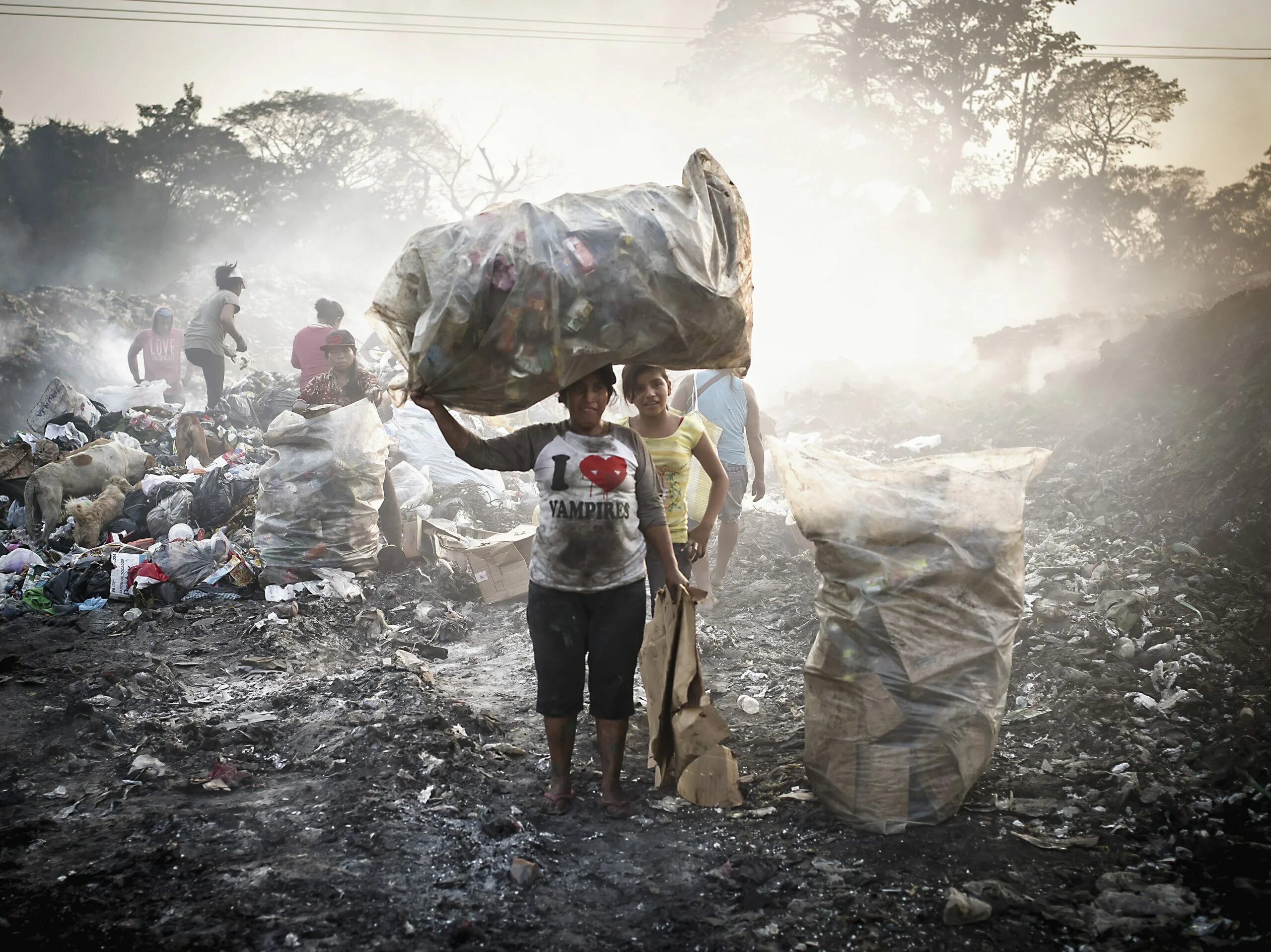 Dumpsite курыbitation. Polluted place. Crowded, polluted картинки. Garbage.