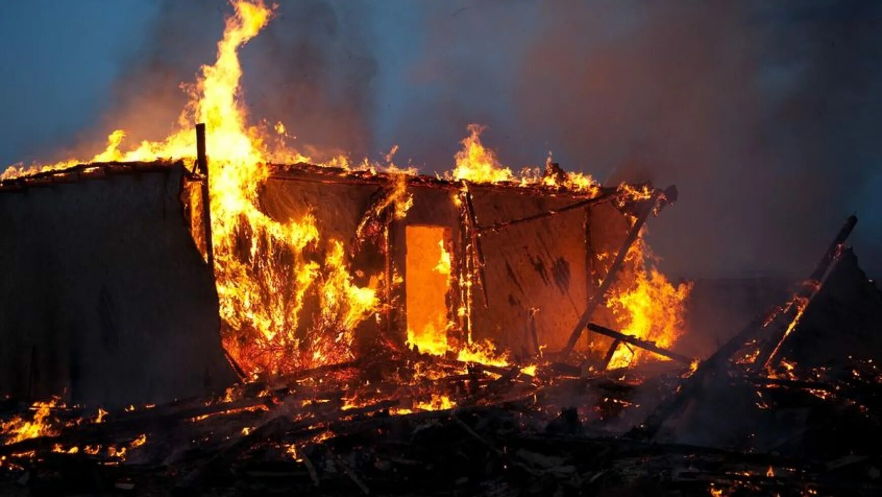 Burn wood war. Сгоревшая деревня арт. Горит лагерь. Iris burn hut. Hut burned.