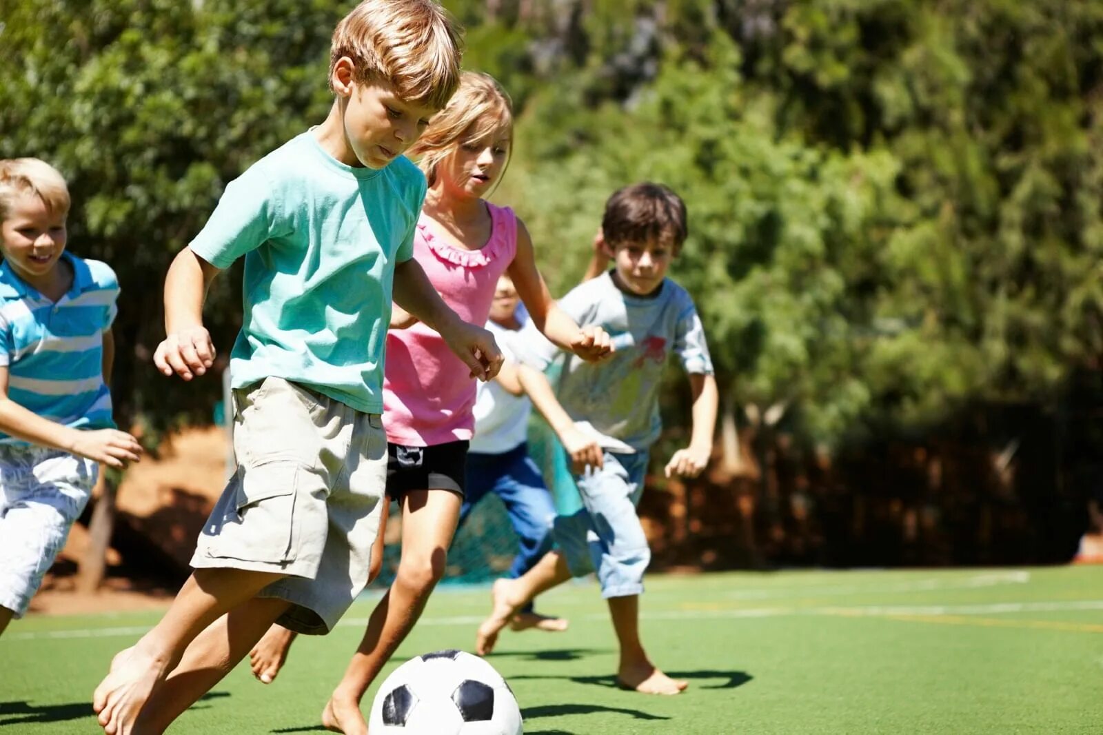 Friend sport. Спорт дети. Детки занимаются спортом. Детки заниаются спортом. Подростки играют в мяч.