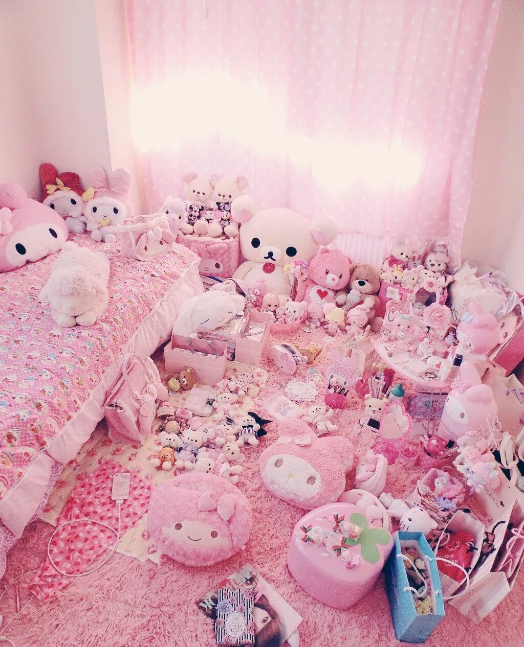 Девочку много игрушек. Комната Хеллоу Китти Эстетика. Розовая комната Хеллоу Китти. Комната с мягкими игрушками. Детская комната с игрушками.