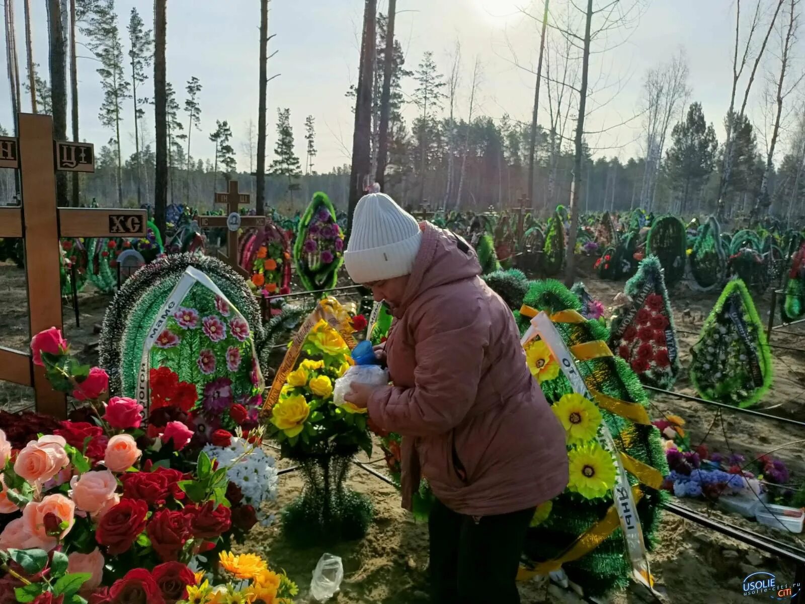 Кладбище Усолье-Сибирское. Кладбище в Сибири. Радоница на кладбище. Родительский день на кладбище.