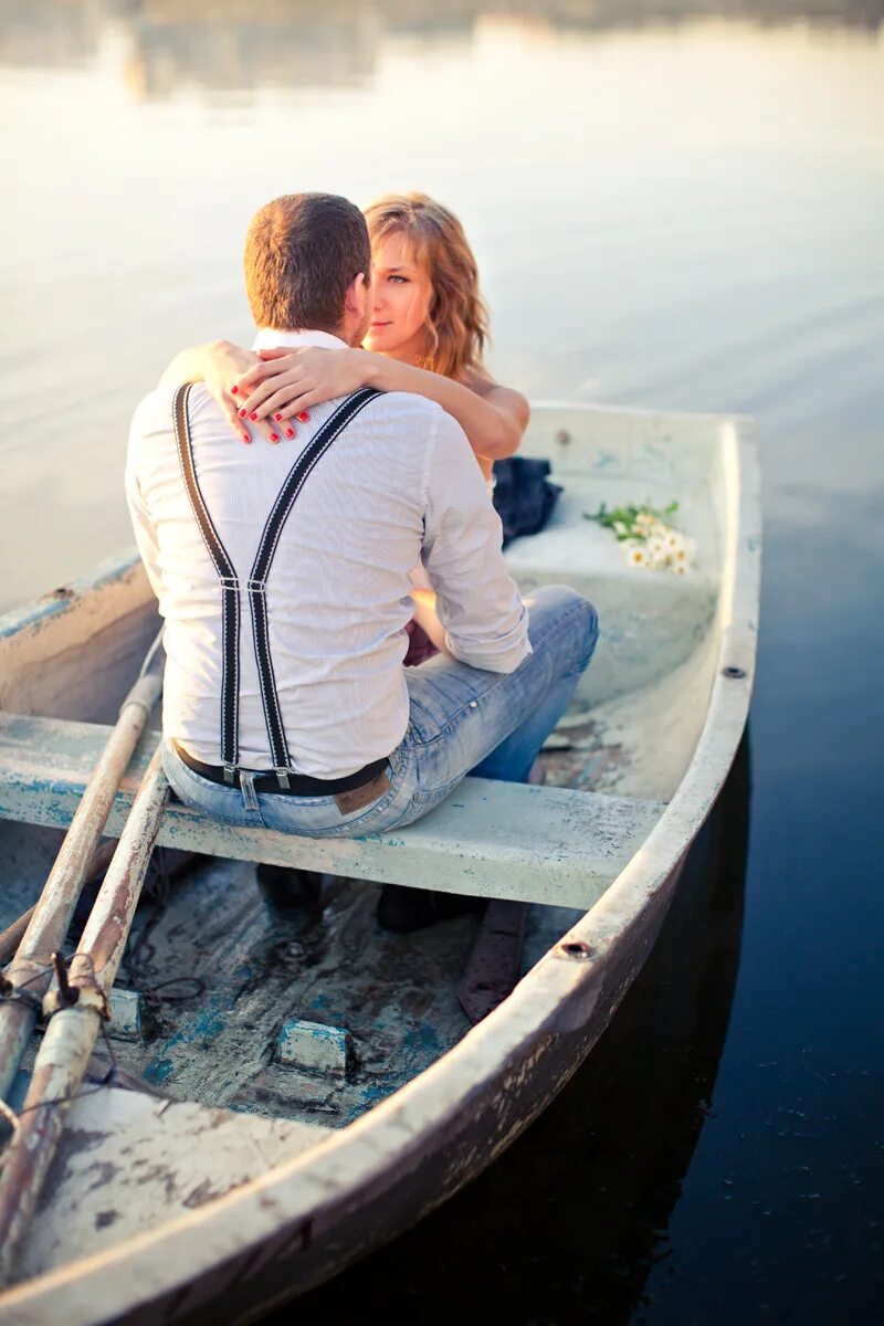 Двое на пароме. Двое на пароме. Счастливые влюбленные. Романтическое свидание на теплоходе. Влюбленные на море.