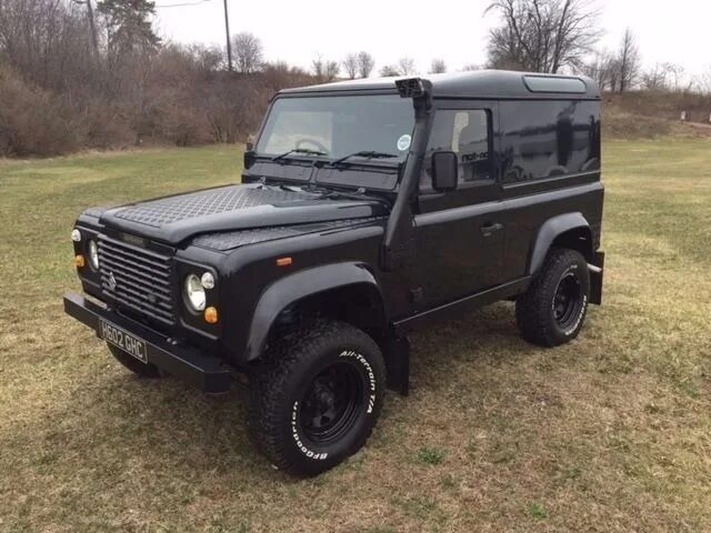 Defender 200. Дефендер 1990. Ленд Ровер 1990. Дефендер 1990х r22. Ленд Ровер Дефендер 1990ых.