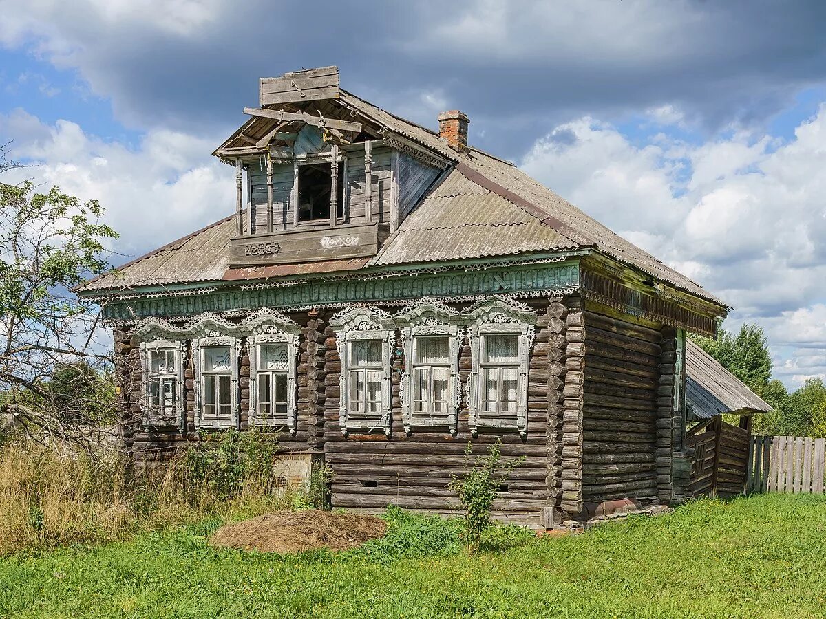 Село закричи. Изба с мезонином. Русская изба Тверская область. Изба Ивановской области. Деревенский домик.