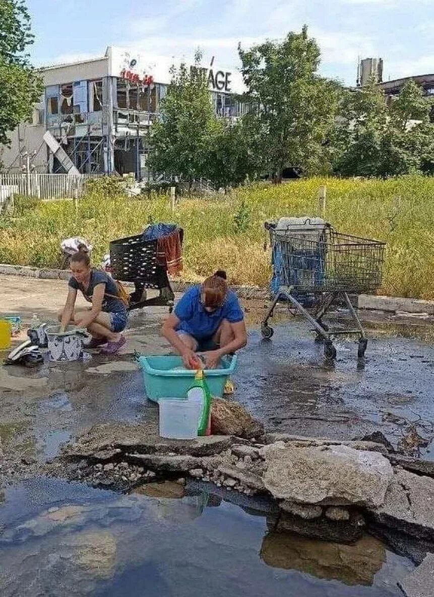 Когда взяли мариуполь. Люди в Мариуполе в луже. Лужа фото. Жители Мариуполя. Мариуполь разруха.