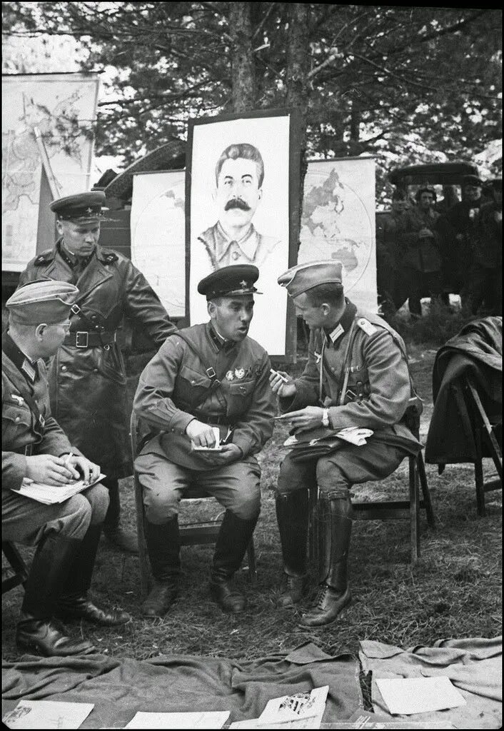 Парад советских и немецких. Парад вермахта и ркка в бресте 1939. совместный парад вермахта и ркка в бресте. советские и немецкие солдаты в бресте 1939. парад вермахта и красной армии 1939.