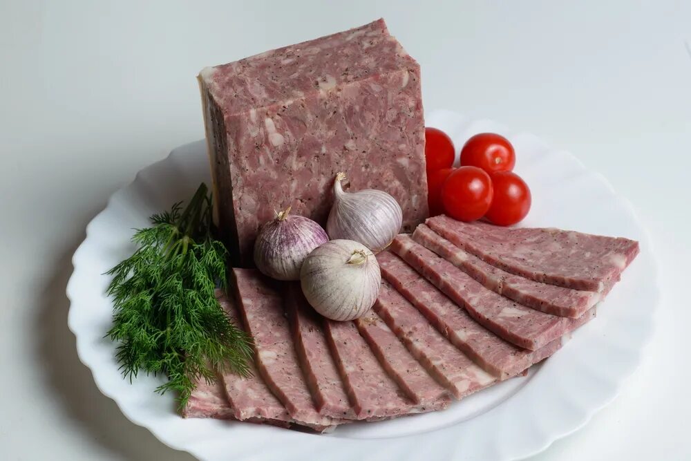 Прессованное мясо из свиной. Прессованная свиная голова рецепт. Прессованная свиная голова рецепт. Холодец зельц. Мясо прессованное в пресс форме.