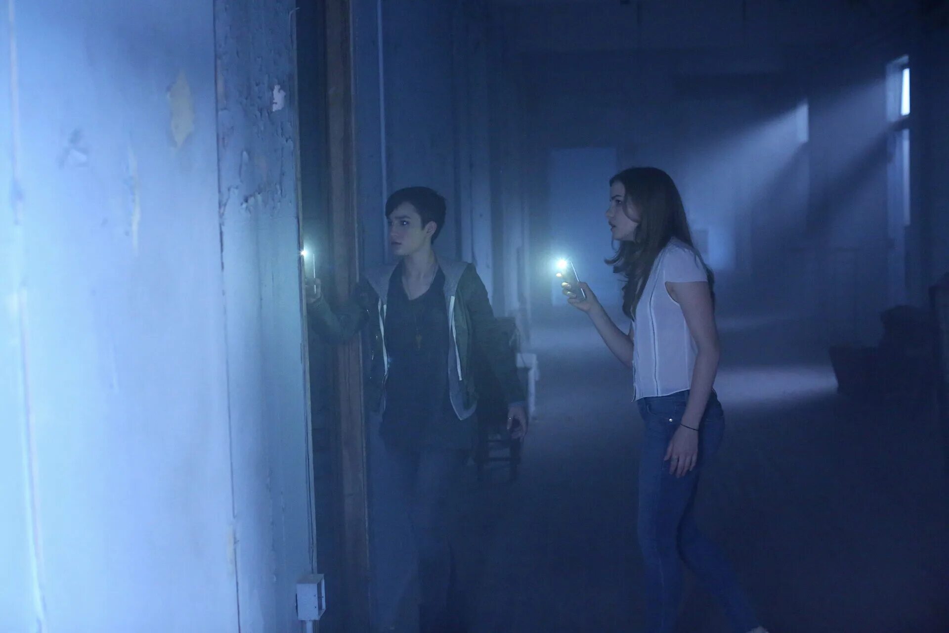 Барахольщик кадры из фильма. Тишина фильм 2016 маньяк. Фильм ужасов тишина 2016. Преследование убийц. The chase (2017).