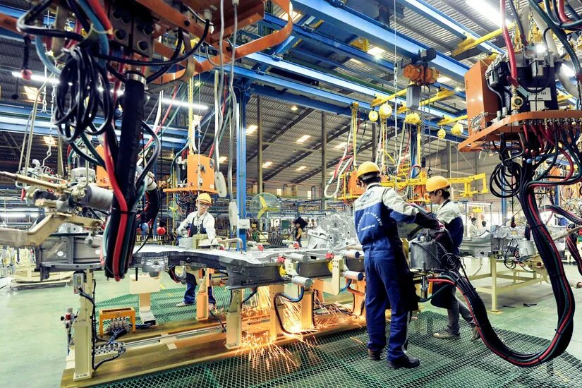 Инженер на заводе. Инженер. Manufacturing firms. Промышленность вьетнама. Industry of italy.
