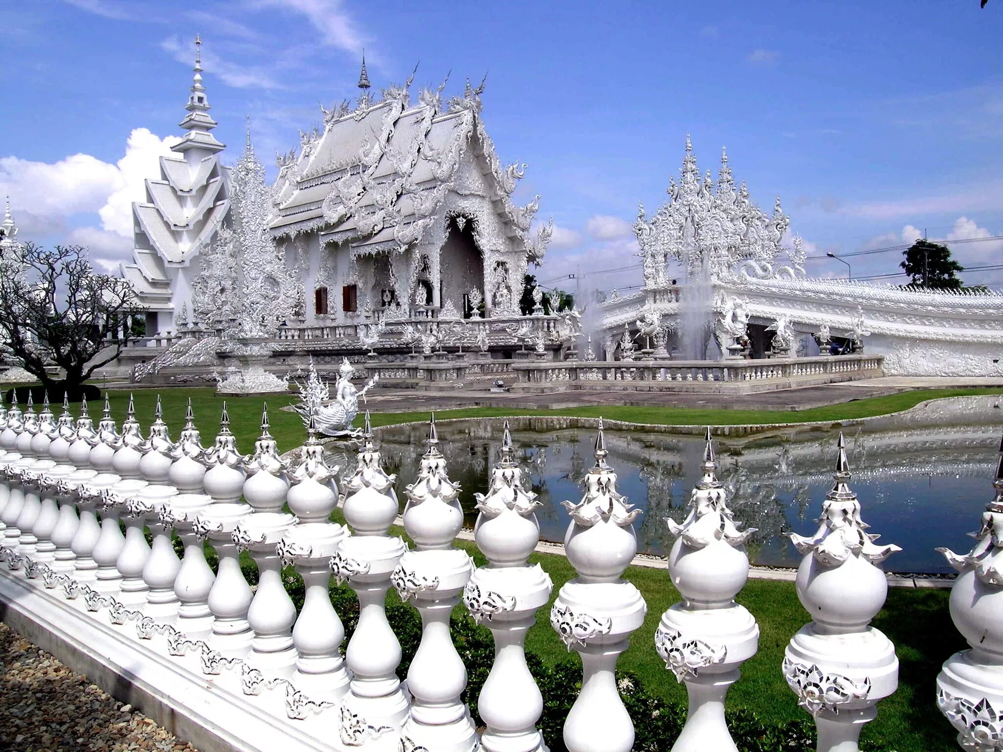 белый храм чианг рай. храм ват ронг кхун (белый храм). ват ронг кхун таиланд внутри. храм ват ронг кхун в таиланде. белый храм 2.