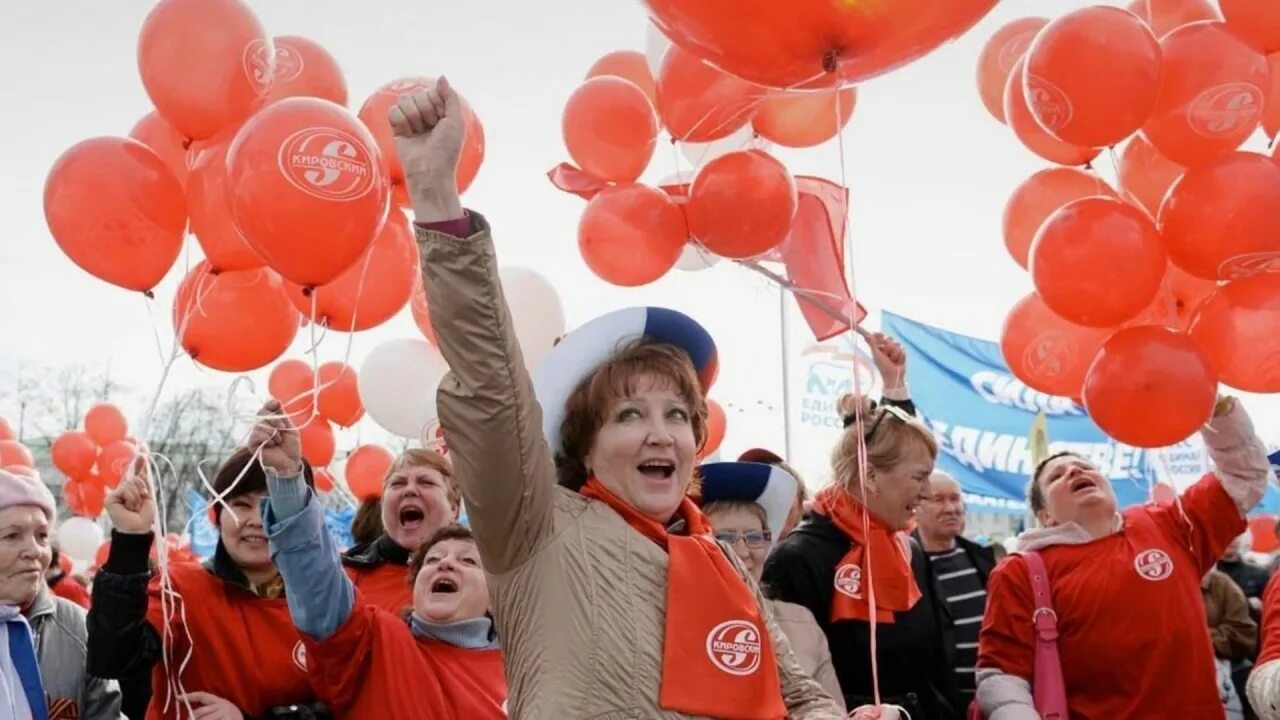 1 мая 2020 г. Демонстрация 1 мая. С красными шарами на демонстрацию. Советская демонстрация 1 мая. Шары на демонстрацию.