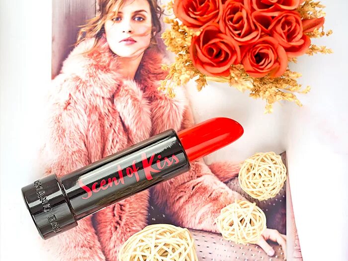 Armand basi kiss. Туалетная вода Armand basi Scent of Kiss. Туалетная вода в виде помады Арманд баси. Armand basi флакон помада. Armand basi Scent of Kiss реклама.