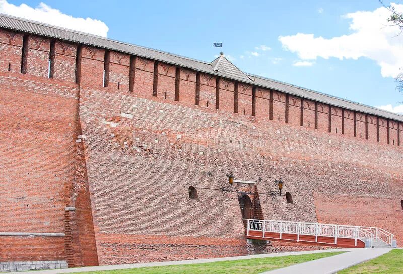 Высота стен кремля. Толщина кремлевской стены в Москве. Насыпь возле кремлевской стены. Высота стен Московского Кремля. Кремль Кремлевская стена.