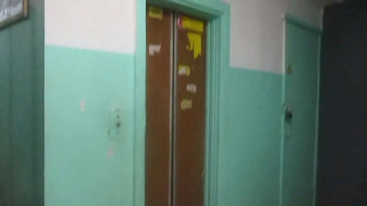 В третьем подъезде с краю