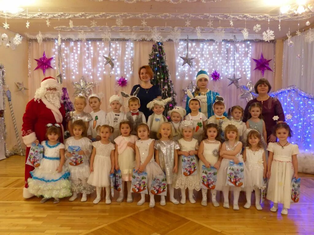 новогодний утренник для детей. утренник в садике. новогодние картинки детские. новогодний утренник в детском саду. открытка деду морозу.