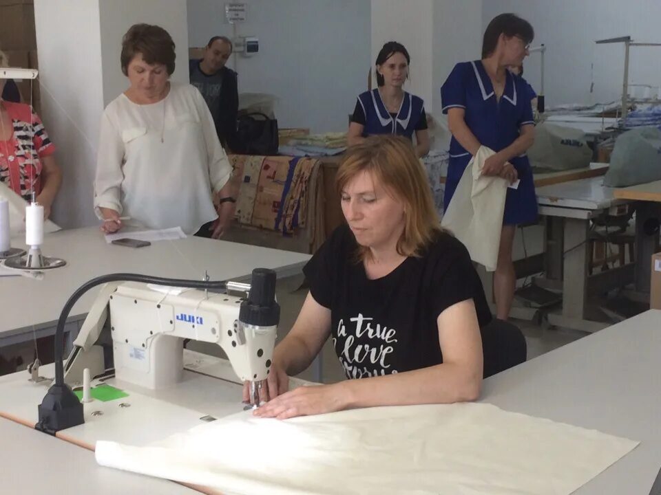 закройщик швейного производства. золотое шитье. ателье пошив одежды. баннер для швейного ателье. вышивка золотом.