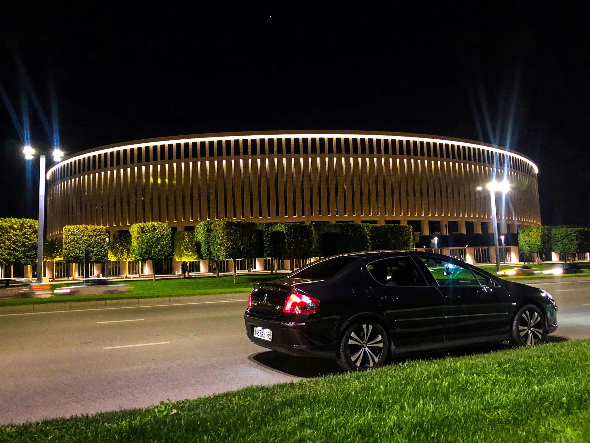 Автомобиль краснодарского. Дом Галицкого в Краснодаре. БМВ Галицкого. Краснодар парк Галицкого машина. Авто на фоне парка Галицкого.