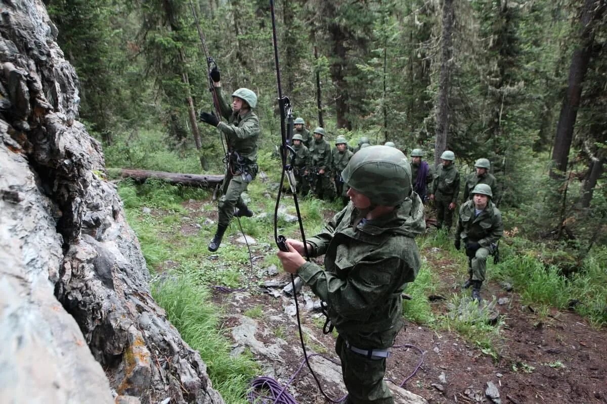 Спецназ в гтрно лес стой местности. Военная Горная подготовка. Горная подготовка военнослужащих. Горная подготовка спецназа. Горный учебные центры