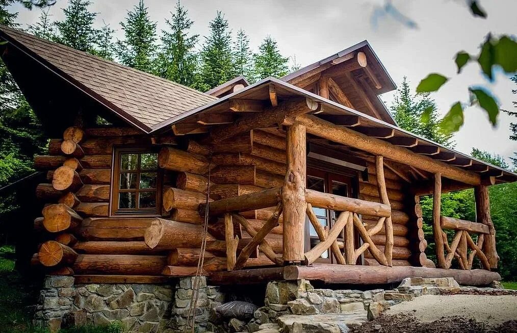дом в диком стиле. срубы домов в диком стиле. баня в диком стиле. дом в диком стиле. дикий сруб из оцилиндрованного бревна.