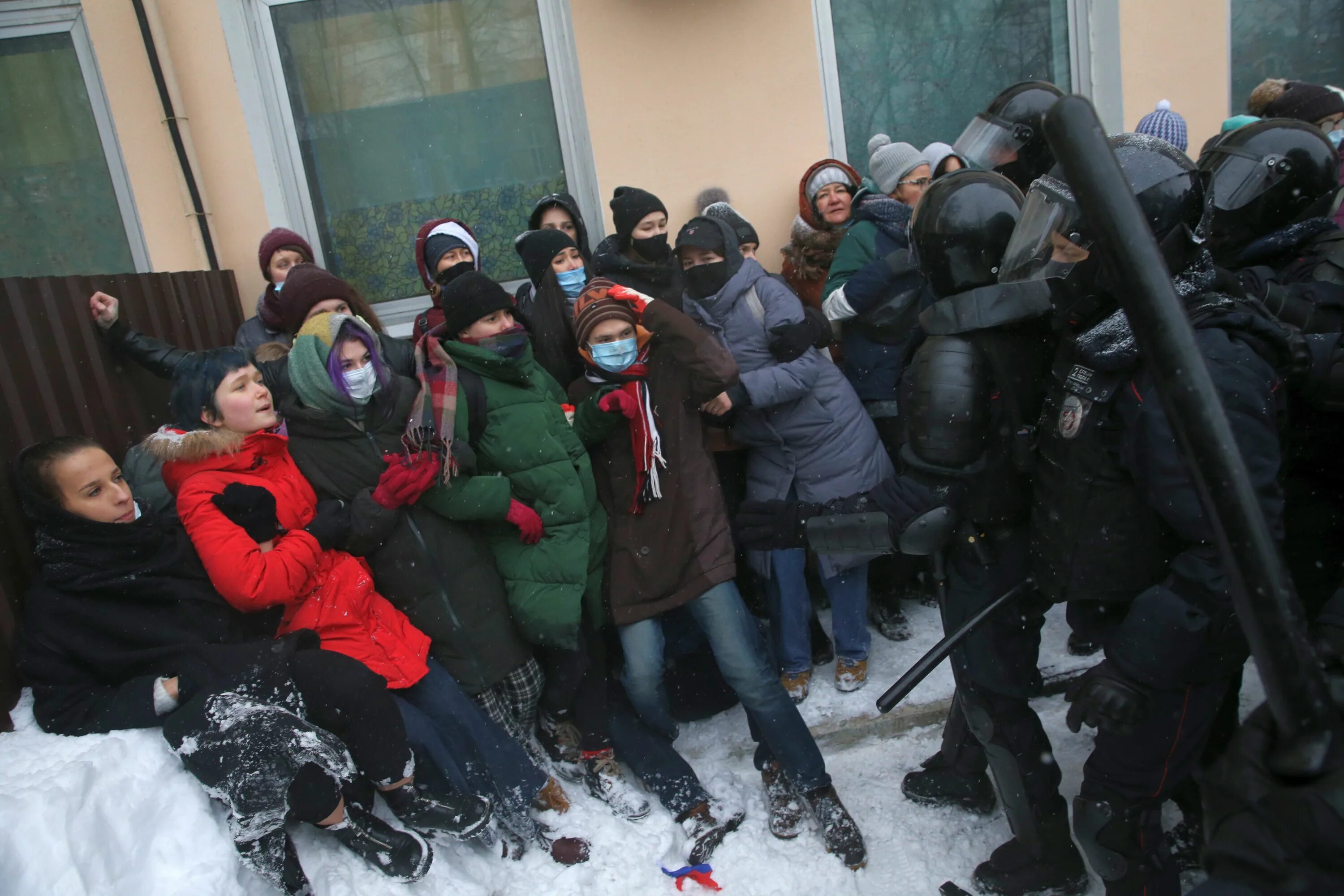 Массовые протесты в России. Молодежь на митинге. ОМОН избивает митингующих в Москве. Митингующие избивают омоновцев. Бьют омон