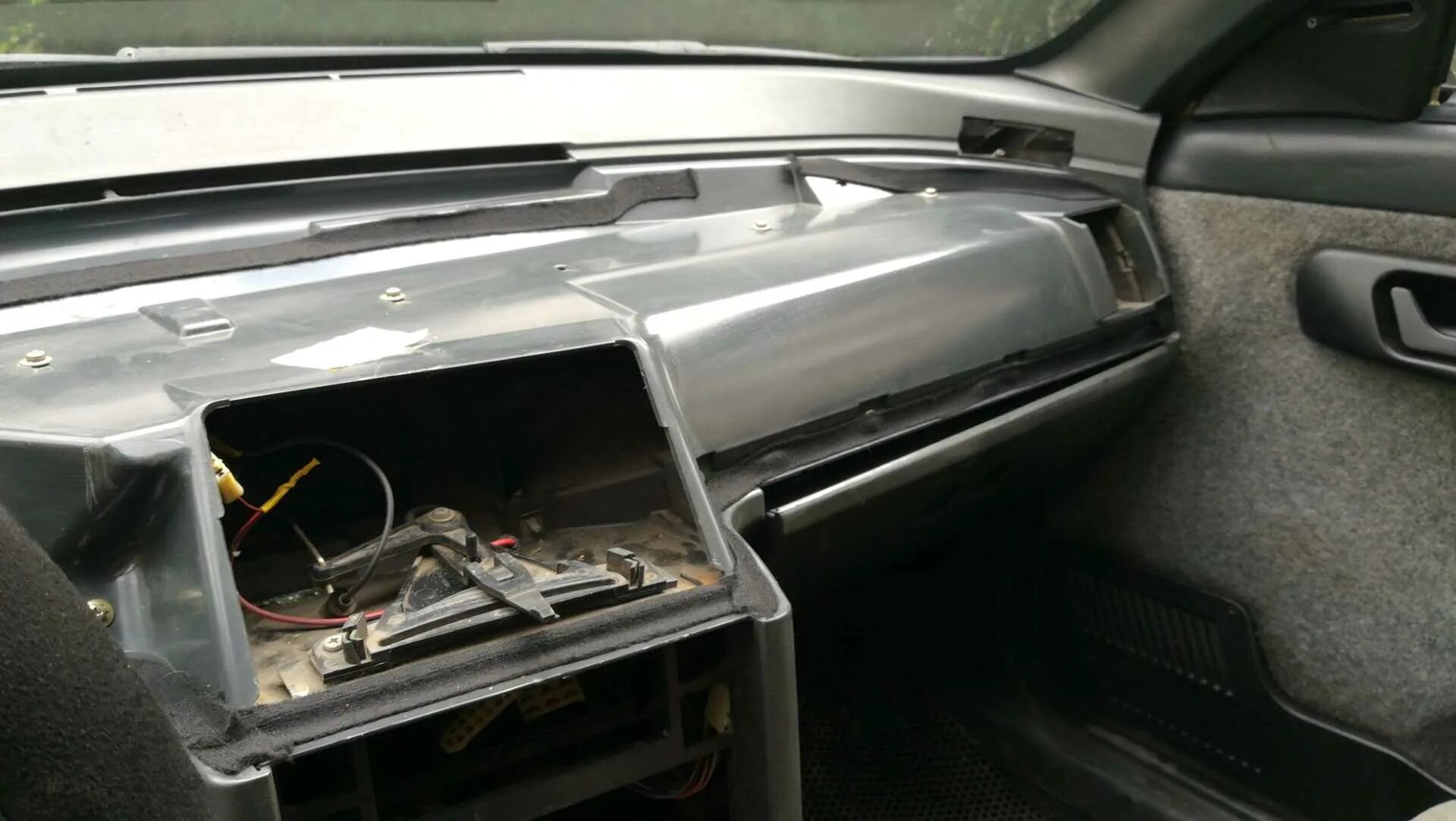 Ваз 2110 как убрать. Ваз 2110 как убрать. Крепежи европанель ваз 2110. Крепления торпедо ваз 2110. Заглушка воздуха ваз 2110 на панель.