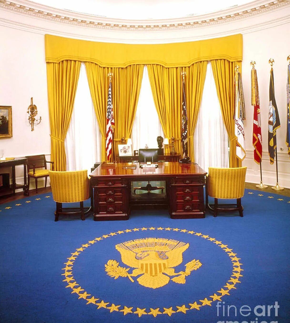 Оформить президентские. Овальный кабинет президента США. Oval Office White House. Белый дом Вашингтон овальный кабинет. Кабинет президента США В белом доме.