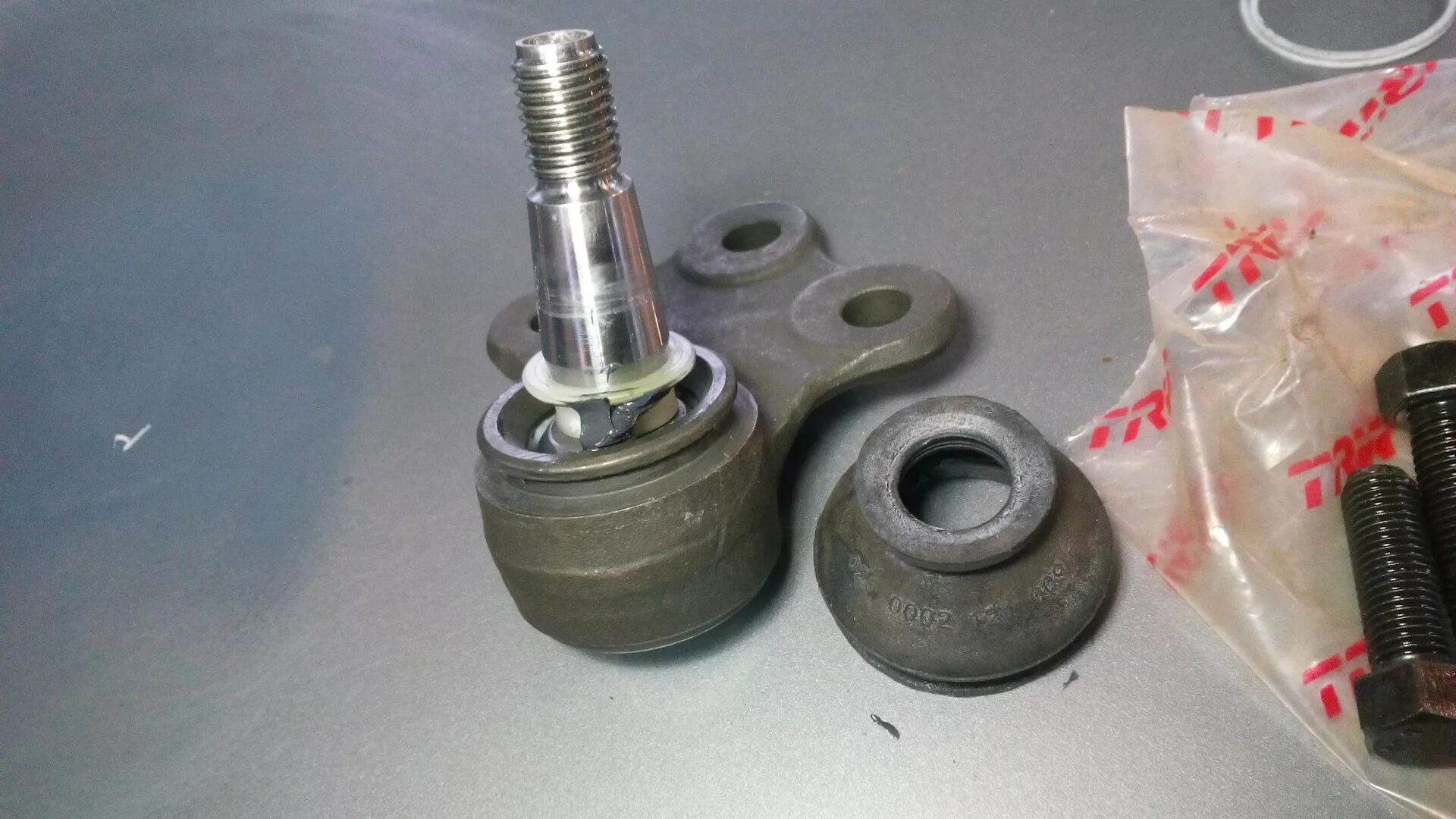 Trw jbj. Шарнир trw jbj1077. шаровая опора trw jbj150.
