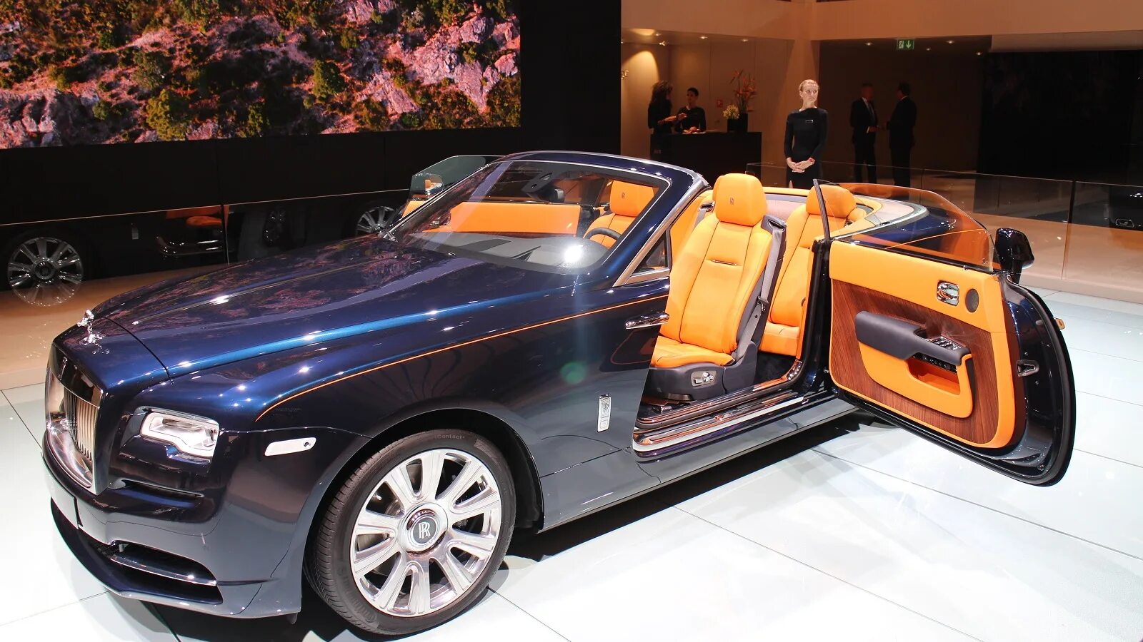 роскошный роллс ройс. роллс ройс фантом с человеком. феррари нью. роллс ройс кабриолет 2015. богатство роллс ройс.