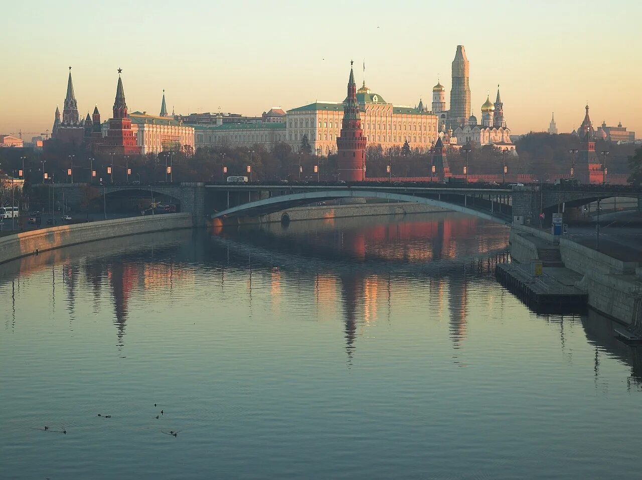 Утро красит ярким светом стены древнего кремля. Утро красит нежным светом стены древнего Кремля. Утро стены древнего Кремля. Солнце красит нежным цветом стены древнего Кремля. Кремль утром.