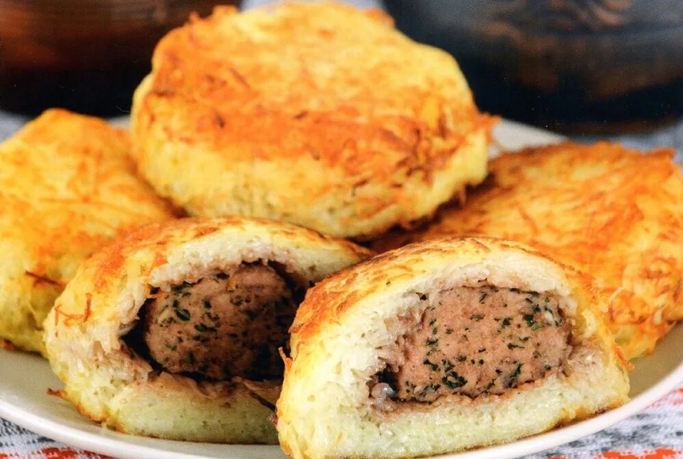 Как готовить колдуны с фаршем. Колдуны белорусская кухня. белорусское блюдо колдуны. национальное блюдо белоруссии колдуны. колдуны с фаршем.
