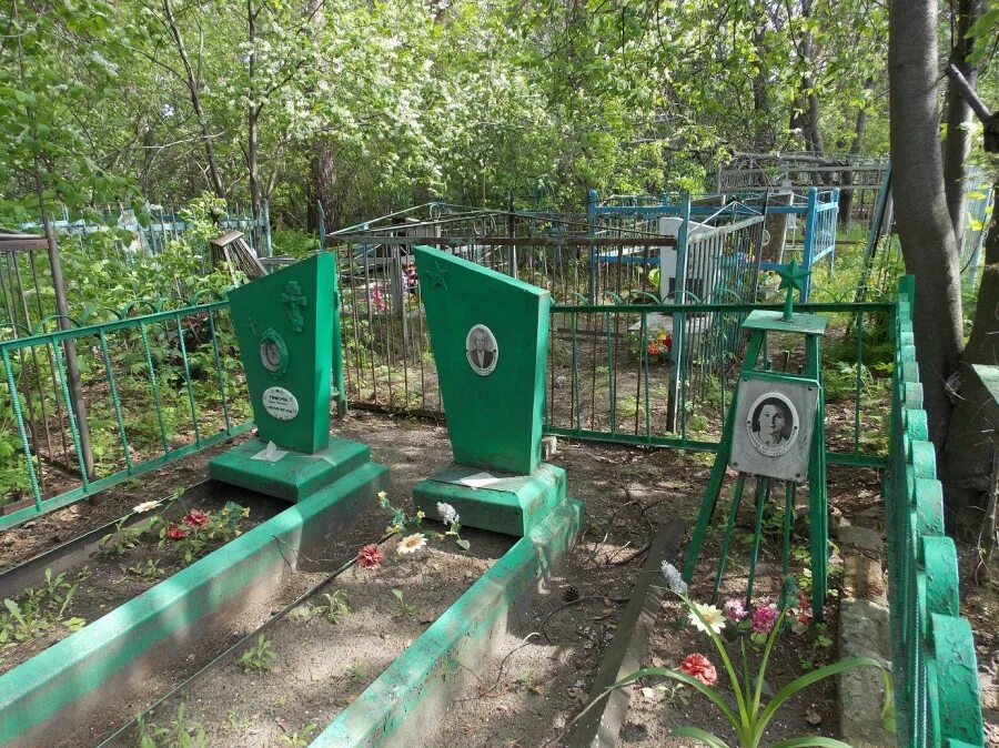 кладбище в нижней ельцовке новосибирск. могила хомякова. металлический памятник на могилу. металлические памятники. железное кладбище.