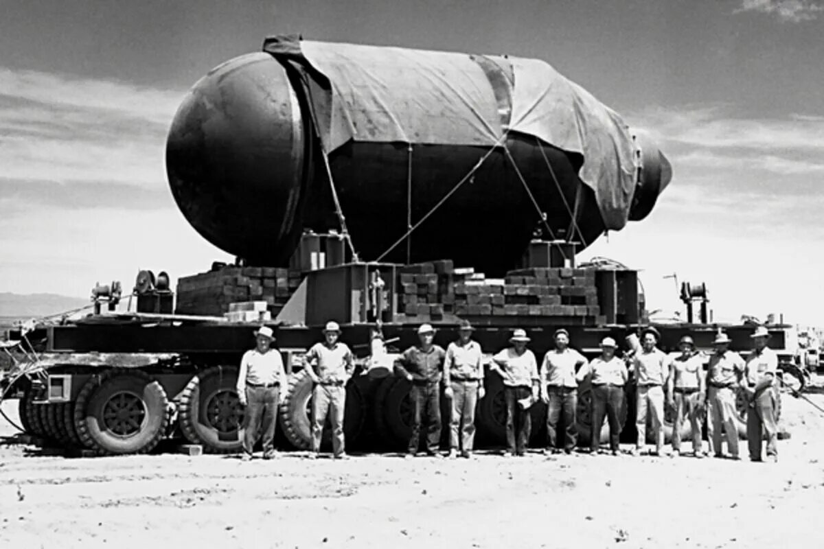 Ссср испытание. Ядерное оружие США 1945. Ядерное оружие СССР. Атомная бомба СССР И США. Атомная бомба 1950.