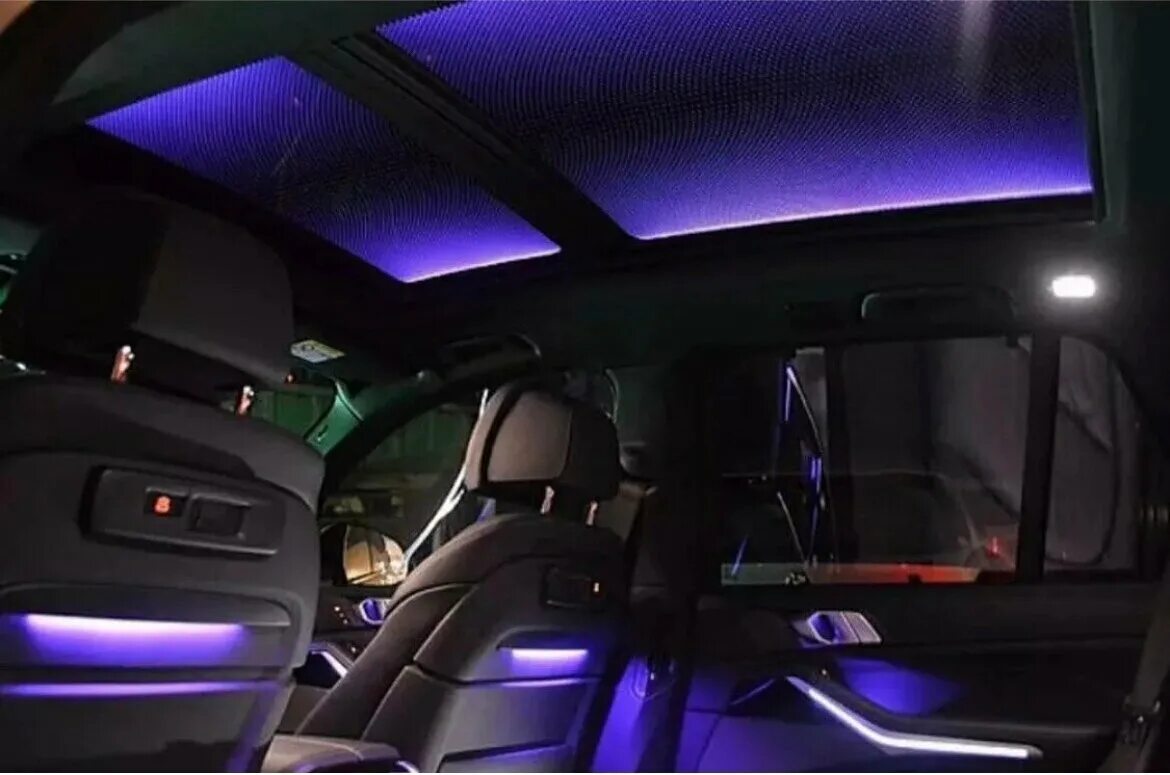 Bmw x5 подсветка. Sky Lounge BMW x7. BMW x7 g05 Ambient Light. Панорамная крыша BMW x5 g05. BMW x5 g05 подсветка салона.