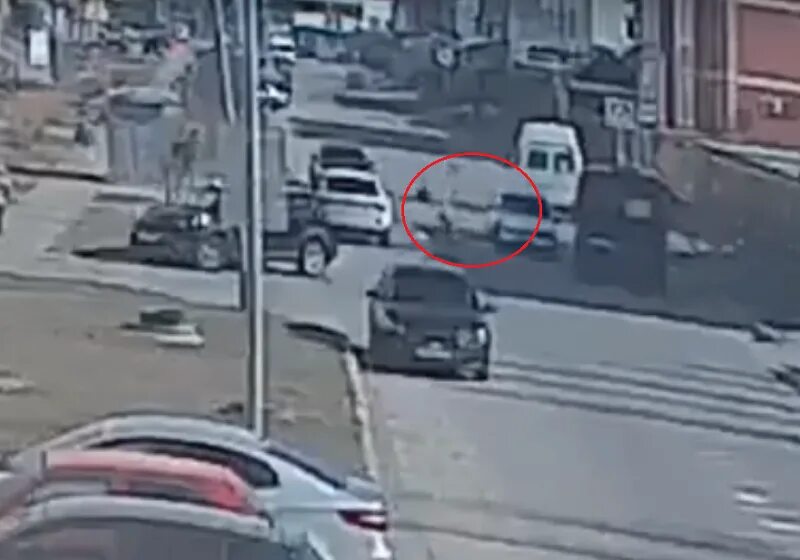 7 20 утра. Сшибли девочку в Ульяновске. ДТП В Ульяновске в Юго Западном. Машина чуть не сбила ребенка.