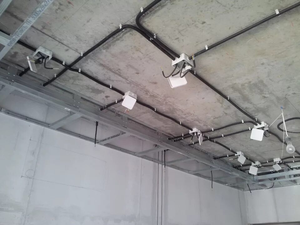 Проводка на потолке. Прокладка электропроводки по потолку. Прокладка кабеля по потолку. Монтаж электропроводки в квартире.