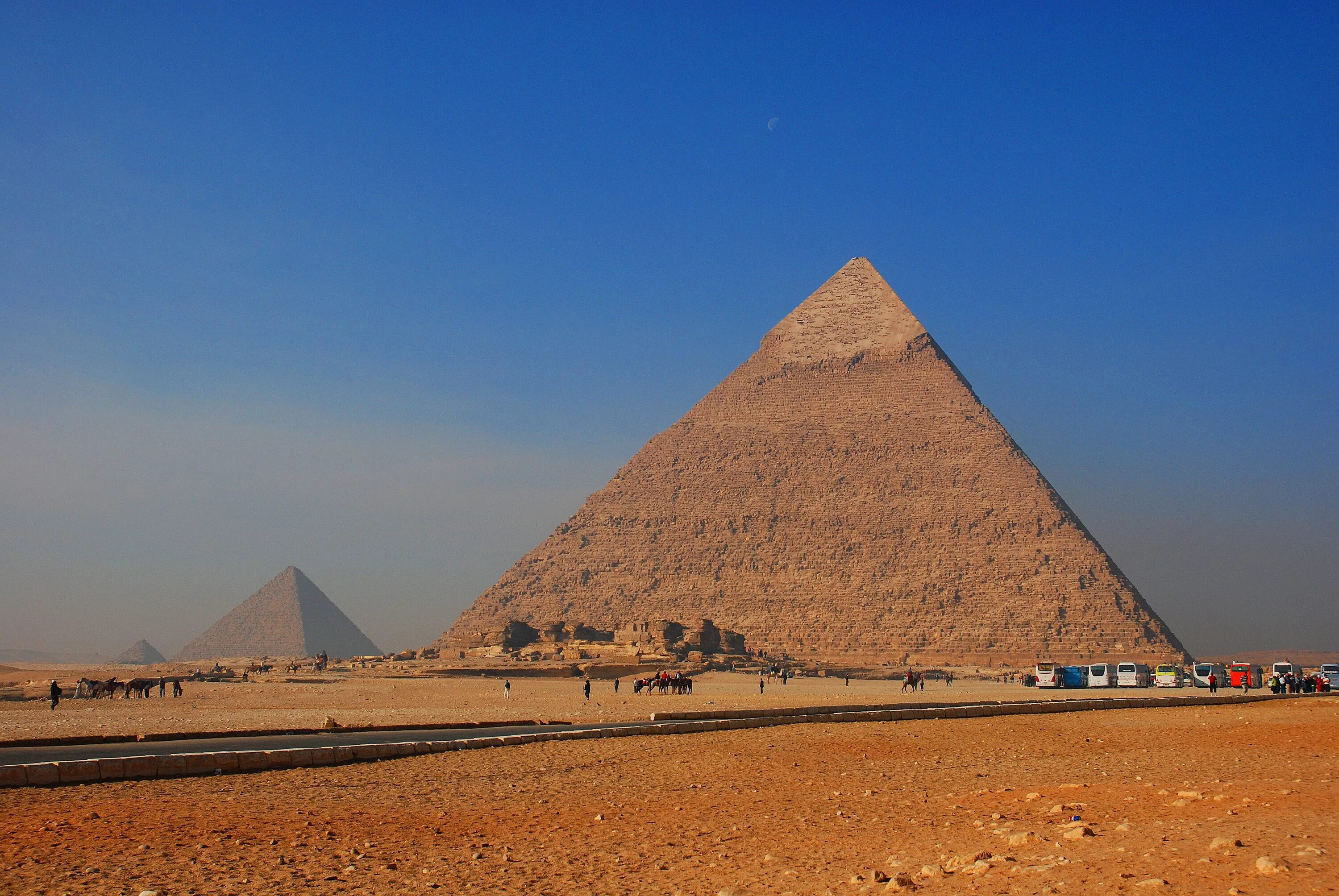 В какой стране находятся пирамиды. Достопримечательности Египта пирамида Хеопса. Пирамиды Гизы. Каир пирамиды. Пирамиды Гизы в Египте.