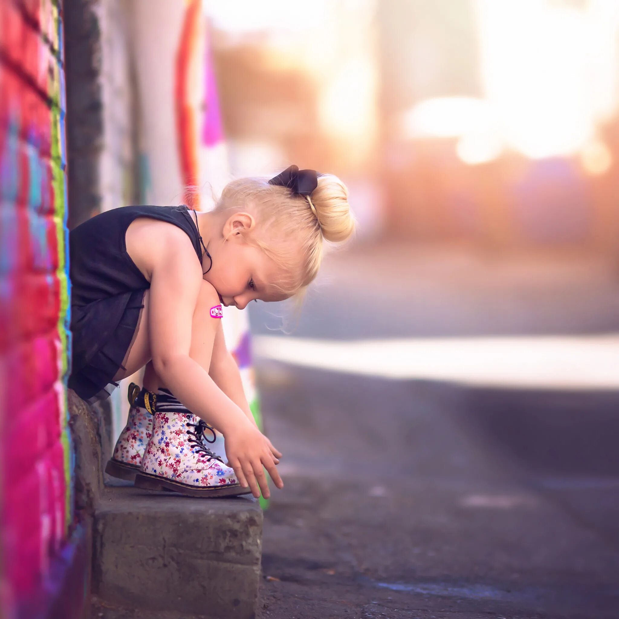 Малыши на пляже. Девочка пописала на улице. Маленькие девочки в лужах. Девочка присела на корточки. Дети улицы.