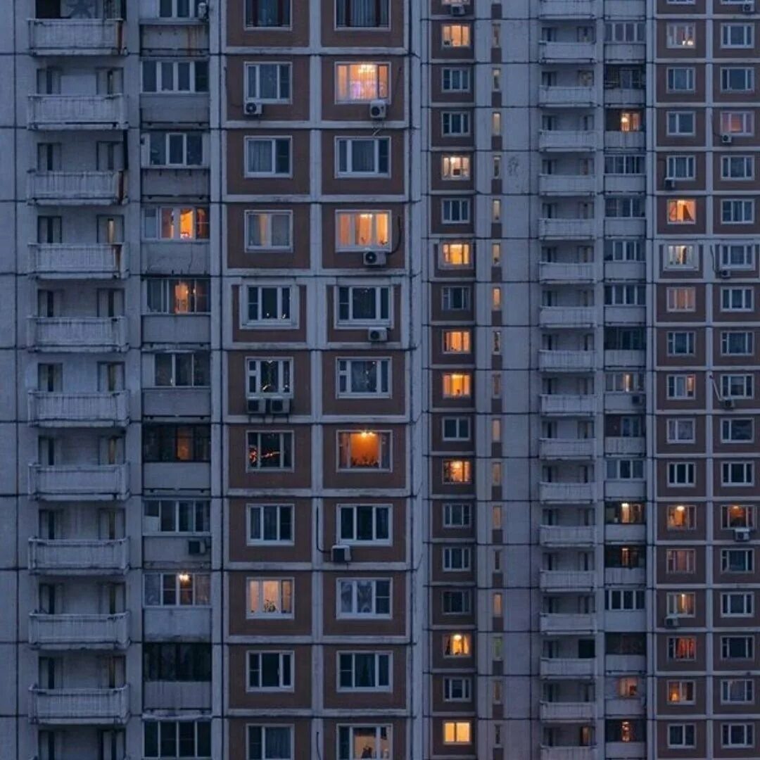 Панельные видео. Эстетика панелек СССР. Панельный дом. Многоэтажный дом ночью. Панельный многоквартирный дом.