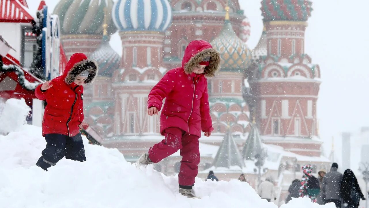 Снег в Москве. Снежная Москва. Красная площадь в снегу. Снегопад в Москве.