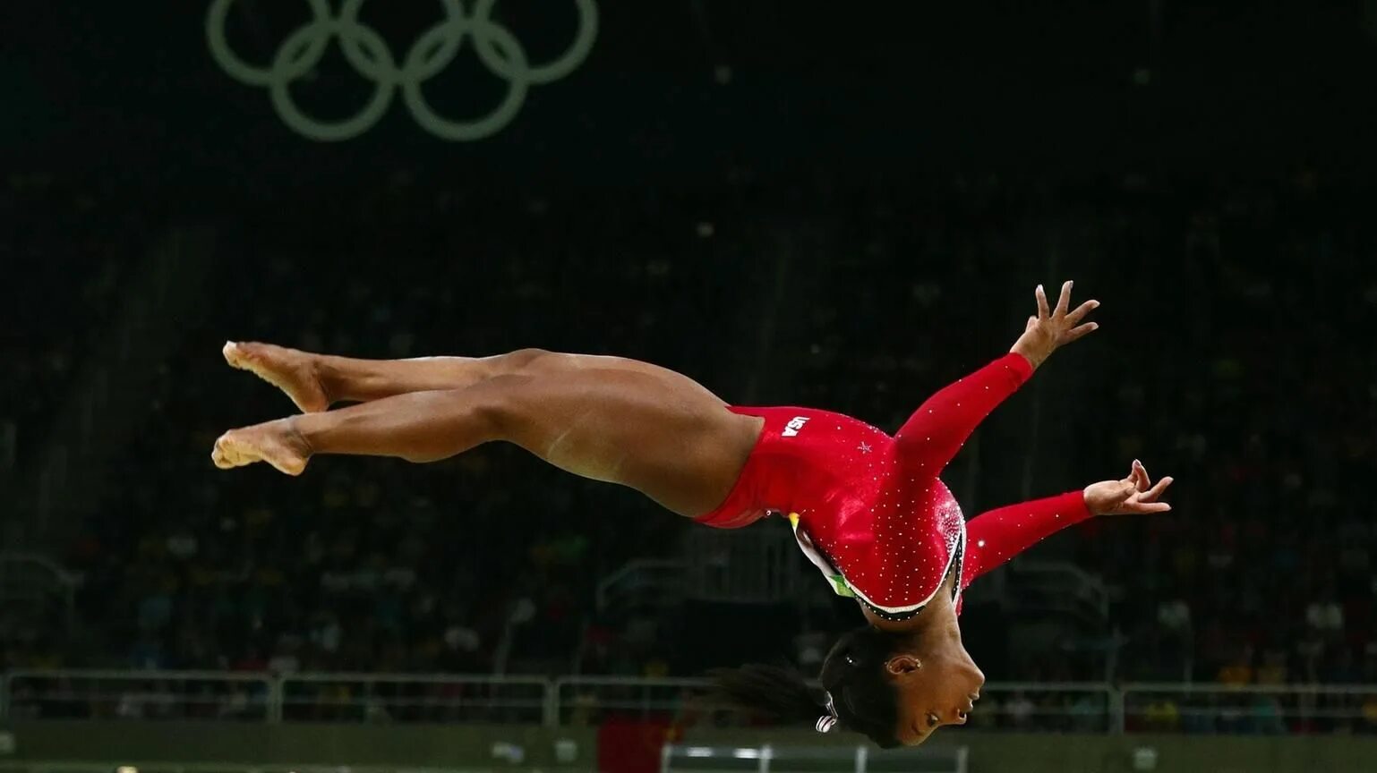 Качество гимнаста. Лори Эрнандес гимнастка. Вольные упражнения. Вольные упражнения в гимнастике. Спортивная гимнастика вольные упражнения женщины.