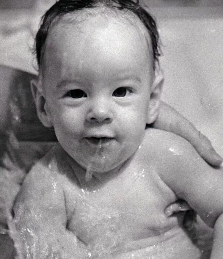 Baby tom. Том Хэнкс в детстве фото. Том Хэнкс в детстве. Том малыш. Фото детей 1980 в России.