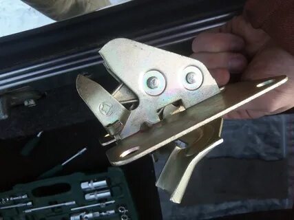 Замок багажника газ