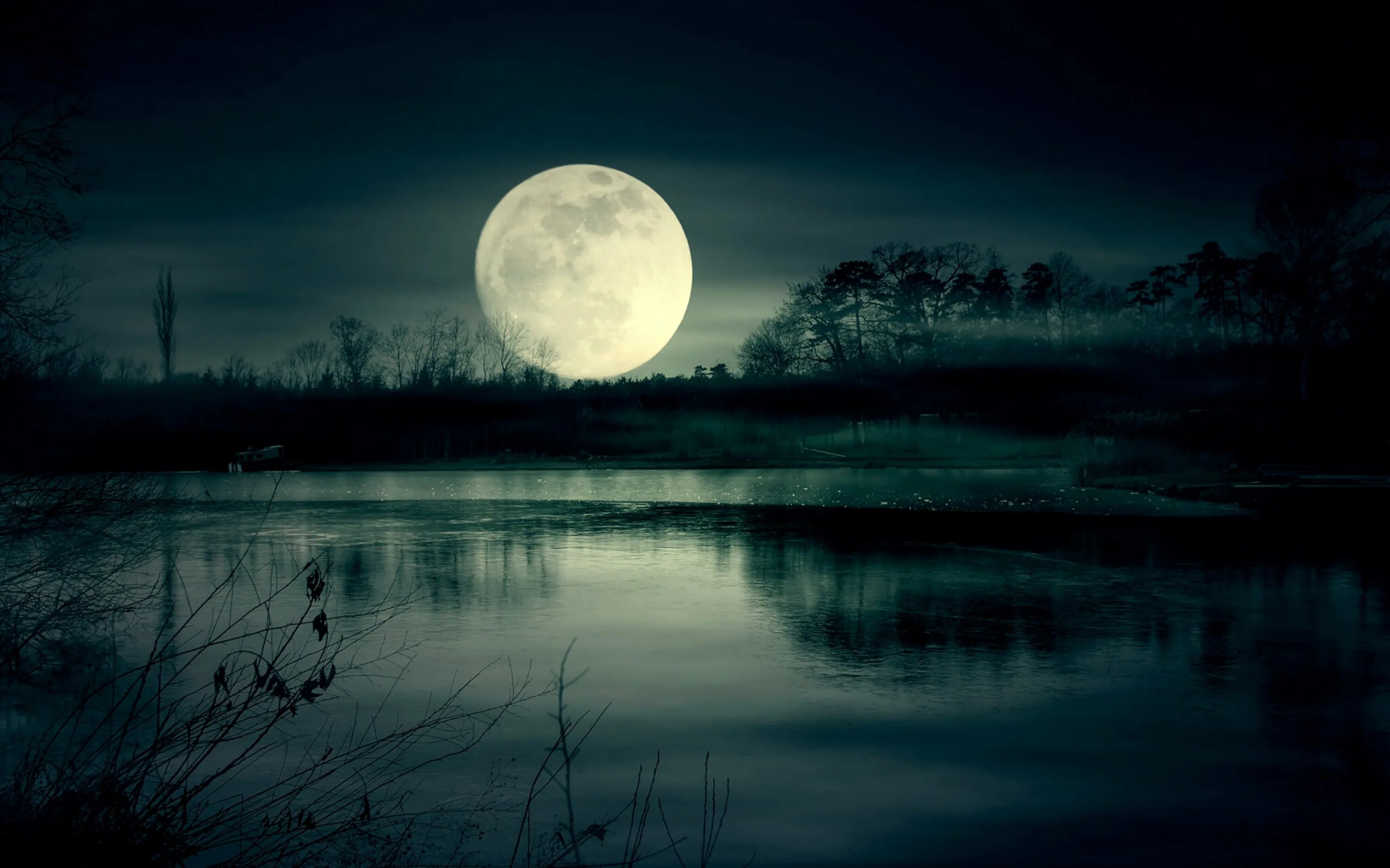 Полнолуние сильный. Лунный пейзаж. Лунная ночь. Природа ночью. Ночь озеро Луна.