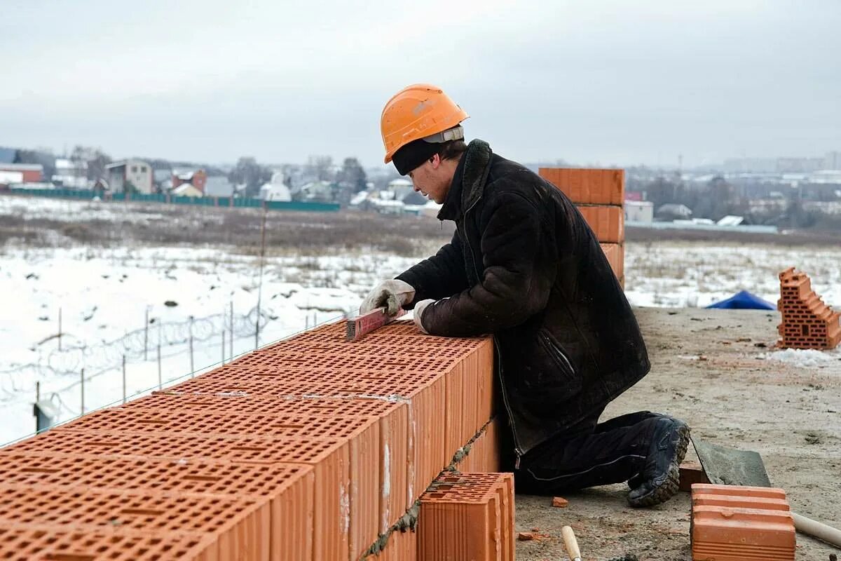 Два каменщика укладывают два одинаковых участка