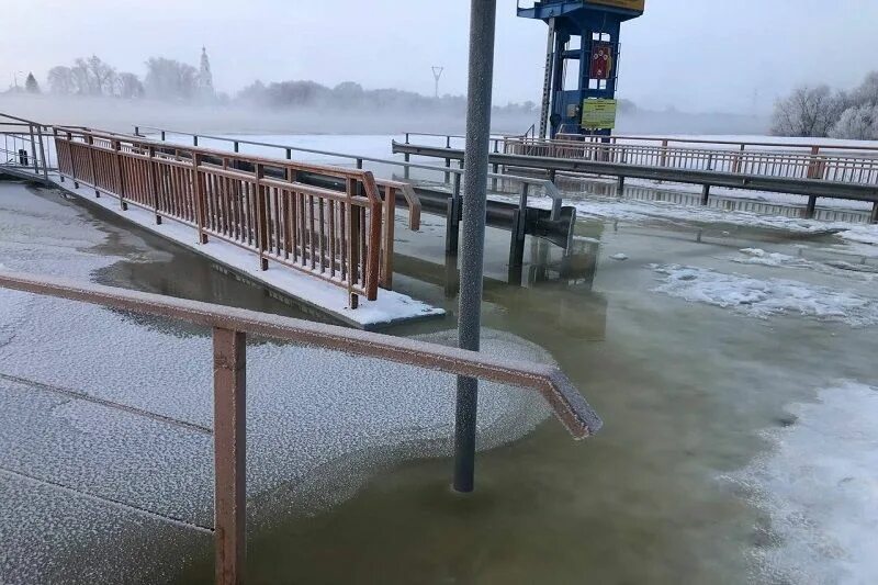 Вода выходит с реки. Половодье. Зимний паводок. Весенний паводок. Паводок реки это.