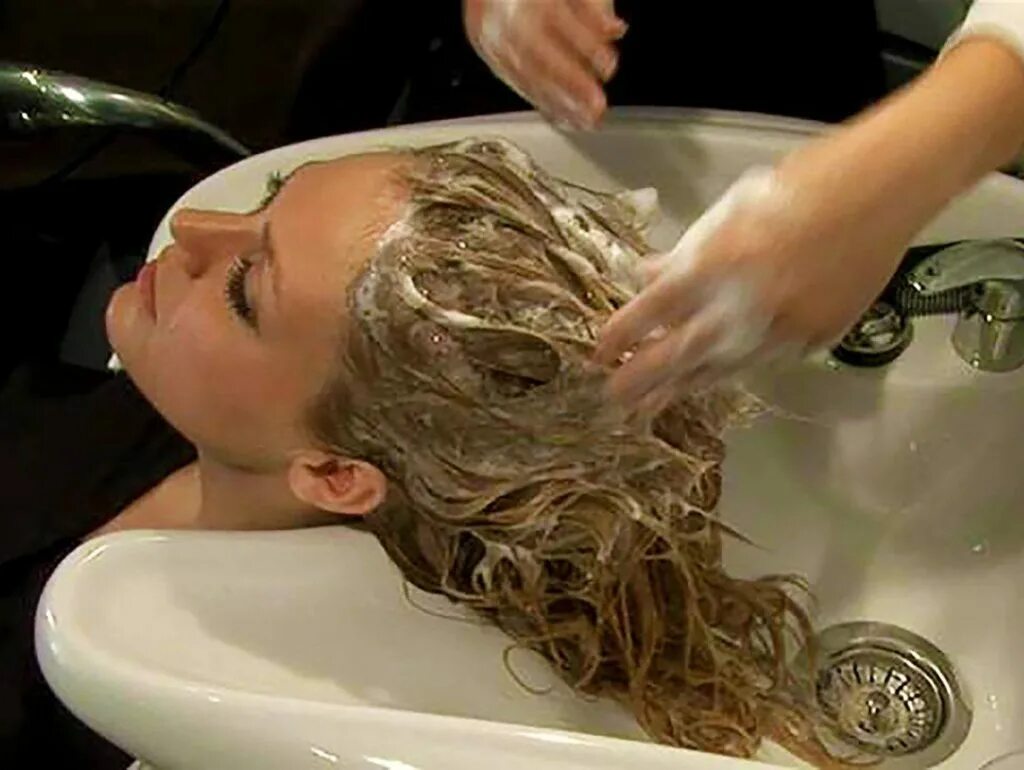 Мытье головы. Мытье волос в салоне. Мытье головы в салоне. Мытьё головы в парикмахерской. Смывают ли маску для волос